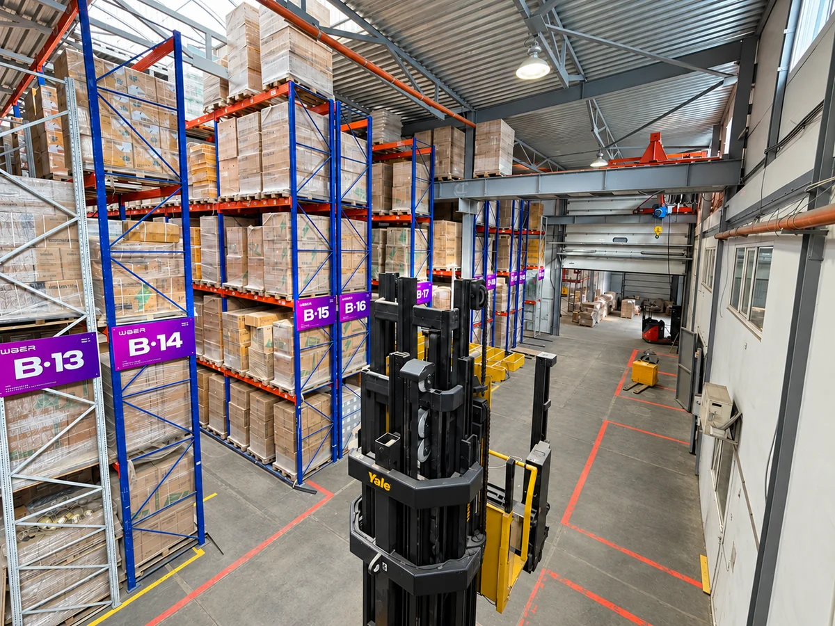 Стеллажи зоны B и внутренний проезд к воротам